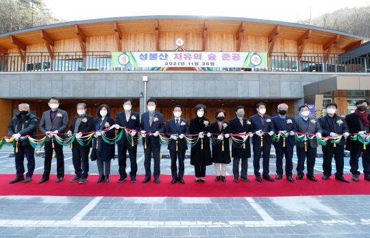 괴산군은 지난 26일 '성불산 치유의 숲' 준공과 함께 개장식을 개최했다. 사진은 이차영 군수를 비롯해 신동운 괴산군의회 의장, 윤남진 충북도의원, 신원섭 ㈔한국산림치유포럼 회장, 김종연 국립산림치유원장 등 관계자들이 준공 테이프를 컷팅 하고 있는 모습 사진=괴산군 제공