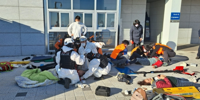 28일 오후 2시께 통영시 욕지도에서 운행 중인 관광용 모노레일에서 차량이 탈선해 탑승자 8명이 크게 다쳤다. 부상자 중 1명은 위독한 상태로 알려졌다. 경남소방본부 제공