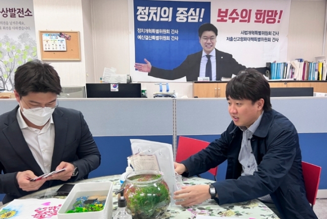이준석(오른쪽) 대표가 1일 부산 사상구 사무실을 방문해 대화를 나누고 있다. 왼쪽은 김용태 청년최고위원. 국민의힘 당대표실 제공