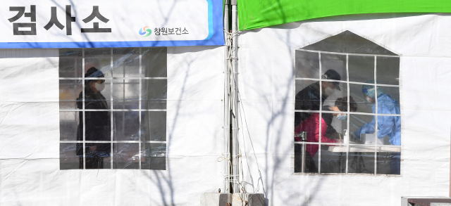 29일 창원종합버스터미널 앞 마당에 마련된 임시선별검사소에서 시민들이 코로나19 검사를 받기 위해 기다리고 있다./김승권 기자/