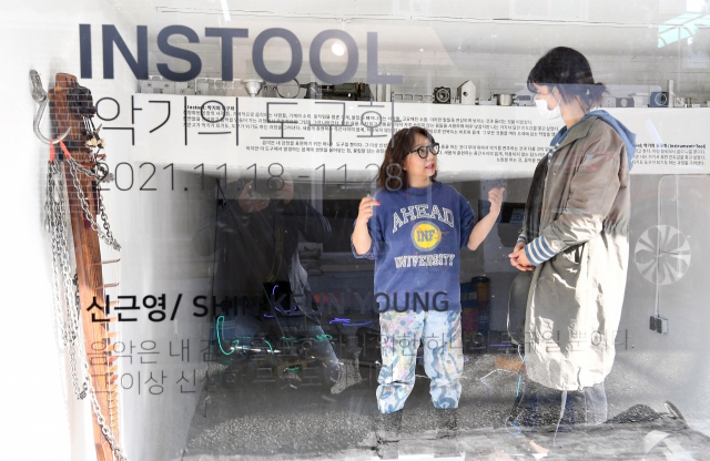 정진경 대표가 전시형 연주회 ‘인스툴(INSTOOL) : 악기의 도구화’ 를 준비하고 있다.