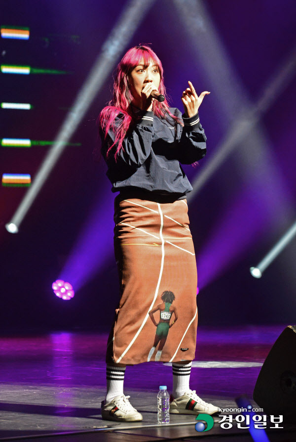 '2021 푸른별콘서트' 무대에 오른 공연자들이 화려한 퍼포먼스를 펼치고 있다. 영지. 2021.12.1 /김금보기자 artomate@kyeongin.com