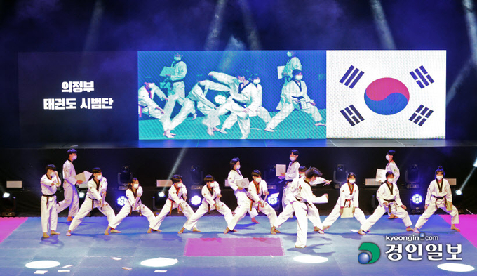 '2021 푸른별콘서트' 무대에 오른 공연자들이 화려한 퍼포먼스를 펼치고 있다. 의정부시태권도시범단. 2021.12.1 /김금보기자 artomate@kyeongin.com