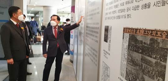2일 충남교육청 1층 안뜨락에서 '대전일보에 비친 충남교육사 The 기록들-가르침과 배움' 사진전 개막식이 열린 가운데 김지철 충남교육감과 김재철 대전일보 사장 등이 사진을 보면서 얘기를 나누고 있다.<br>
사진=박상원 기자