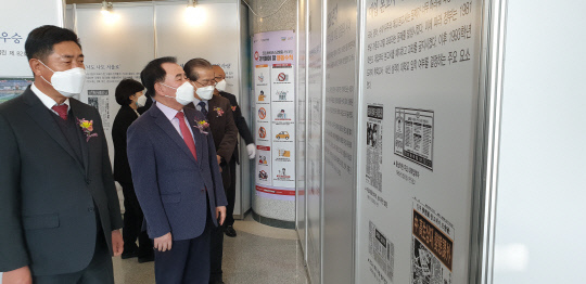 2일 충남교육청 1층 안뜨락에서 '대전일보에 비친 충남교육사 The 기록들-가르침과 배움' 사진전 개막식이 열린 가운데 김지철 충남교육감과 김재철 대전일보 사장 등이 사진을 보면서 얘기를 나누고 있다.<br>
사진=박상원 기자
