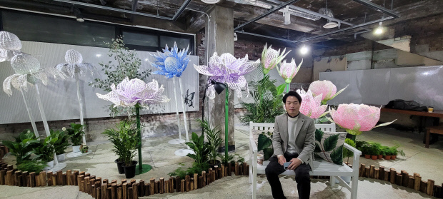 제27회 광주미술상을 수상한 윤종호 작가는 ‘영원한 정원’을 주제로 열리는 개인전에서 조각과 초록식물이 어우러진 실내정원을 조성했다.