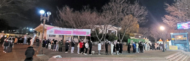 코로나19 오미크론 변이 바이러스의 전파와 지역 감염자 수 급증으로 선별검사소가 늦은 시간까지 많은 검사자로 붐볐다. 5일 밤 옛 해운대역 광장 임시선별진료소에서 시민들이 검사를 받기 위해 줄지어 기다리고 있다. 6일 부산지역 코로나19 신규 확진자는 193명을 기록했다. 강선배 기자 ksun@