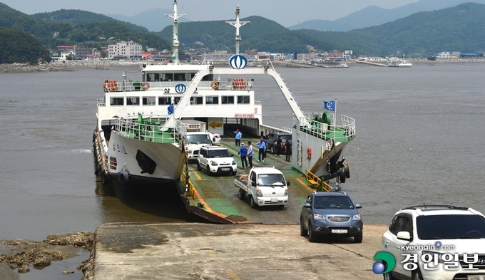 강화 외포항(외포리 선착장)에 도착한 배에서 차량과 관광객들이 내리고 있다. 외포항은 정부의 '어촌뉴딜 300' 대상지로 선정됐다. /경인일보DB