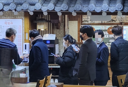 방역패스가 적용된 6일 대전 서구 소재 한 식당에서 시민들이 QR코드 체크를 통해 백신접종 완료를 증명하고 있다. 사진=정민지 기자