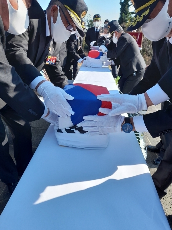 고인의 유품함을 국립제주호국원으로 이장하기 위해 6.25참전자회 전우들이 옮기고 있다. 고인의 유해는 제주호국원 임시안장실에 모셔져 있다.