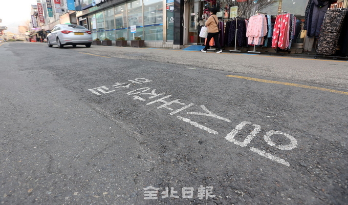 LPG(액화석유가스)가 국제 유가 인상 영향으로 급상승하고 있는 7일 전주 시내의 한 충전소에 리터당 1079원의 가격표가 표시돼 있다. /사진=조현욱
