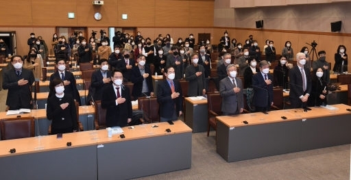 2021 강원교육국제심포지엄이 8일 강원대 60주년기념관 국제회의실에서 민병희 강원도교육감, 박진오 강원일보 사장, 김헌영 강원대 총장 등이 참석한 가운데 `위기에서 기회로, 미래교육으로 대전환'을 주제로 열렸다. 이날 안드레아스 슐라이허 OECD 교육국장, 김진경 국가교육회의 의장 등이 기조강연을 가졌다. 박승선기자