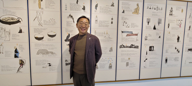 무각사 로터스갤러리에서 판화 인생 40년 기념전을 여는 이철수 작가가 대표 연작 ‘무문관’ 시리즈 앞에서 포즈를 취했다.