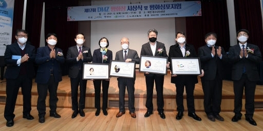 제17회 DMZ평화상 시상식 및 평화심포지엄이 9일 화천 청소년수련관에서 열렸다. 박진오 강원일보사장, 최문순 화천군수, 박용식 강원도평화지역발전 본부장, 최윤 민주평통자문회의 강원부의장을 비롯한 내빈들과 수상자들이 기념촬영을 하고 있다. 화천=박승선기자 lyano@kwnews.co.kr