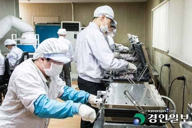 경기도의 한 장애인직업재활시설에서 발달장애인이 제품을 생산하고 있는 모습. 사진은 기사내용과 관련없음. /경인일보 DB