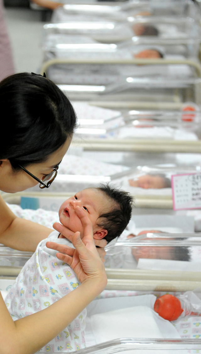 2070년에 한국인이 경제협력개발기구(OECD) 회원국 중 평균 수명이 가장 길 것이라는 전망이 나왔다. 반대로 가임 여성 한 명이 평생 낳을 것으로 예상되는 출생아 수는 가장 적을 것으로 보인다. 대구 북구 한 여성병원 신생아실에서 간호사들이 아기를 정성껏 돌보고 있다. 매일신문 DB