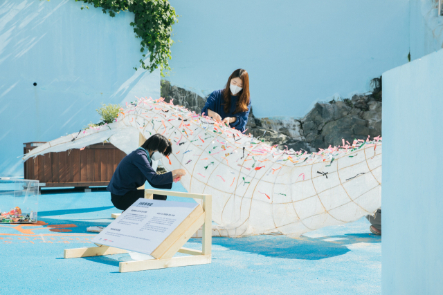 부산문화재단은 메세나활성화지원사업을 다양하게 전개한다. 기획형 사업 ‘아트투제로’ 참가자들이 작품을 제작하는 모습. 부산문화재단 제공