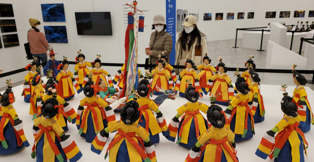 부산 해운대구 신세계 센텀시티 지하 2층 중앙광장에서 2021 조선통신사 특별 전시와 화원전시가 열리고 있다. 이번 전시에는 부산문화재단에서 2011부터 10년간 추진한 조선통신사 문화교류사업을 사진으로 남긴 문진우 사진작가와 문미순 한지인형작가의 작품과 세계기록유산의 영인본 6점이 '특별전시∥'라는 제목으로 함께 전시된다. 강선배 기자 ksun@