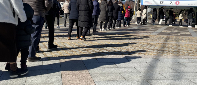 13일 창원종합버스터미널 앞 마당에 마련된 코로나19 임시선별검사소에서 시민들이 검사를 받기 위해 기다리고 있다./김승권 기자/
