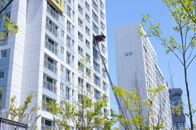 오는 23일 표준단독주택을 시작으로 내년 주택 공시가격 변동안이 잇따라 공개될 예정인 가운데, 올해 집값이 크게 오른데다 시세 현실화율도 높아져 공시가격이 또 한번 크게 오를 전망이다. 이미지투데이