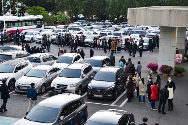 지난 14일 오후 제주지역에서 지진이 발생한 가운데 제주도교육청 직원들이 청사 밖으로 나와 대피했다. 제주도교육청 제공.
