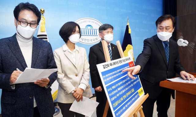 15일 오전 국회에서 민주당 의원들이 국민의힘 윤석열 대선후보 배우자 김건희 씨의 허위 경력 해명에 대한 반박 기자회견을 하고 있다. 왼쪽부터 안민석, 권인숙, 서동용, 도종환 의원. 김종호 기자 kimjh@