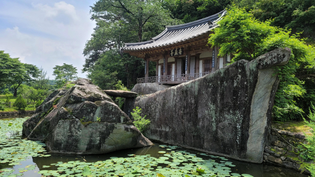 배 모양의 바위에 자리잡은 정자인 주암정
