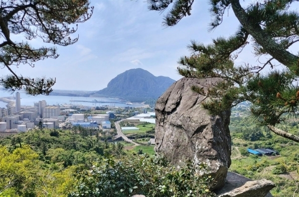 유반석에는 문반들이 살던 동동네와 무반들이 살던 섯동네 마을에 관한 전설이 내려온다. 사진은 설화 속의 유반석으로 그때의 받침돌이 지금도 남아 있어 설화가 사실인양 전해지고 있다.