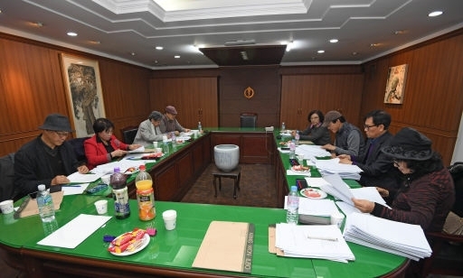 2022 강원일보 신춘문예는 공모가 진행된 단편소설, 시(시조), 동화, 동시와 올해 신규로 도입한 희곡 등 총 5개 부문에서 모두 3,584편의 작품이 접수됐다. 사진은 지난해 신춘문예 본심 심사 모습.