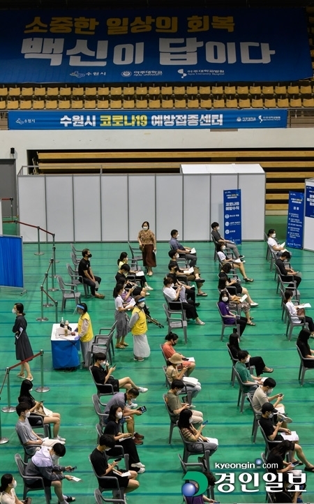 수원시 아주대학교 체육관에 마련된 예방접종센터가 백신 접종을 위해 방문한 고3 학생들과 교직원 들로 붐비고 있다. 2021.7.19 /김도우기자 pizza@kyeongin.com