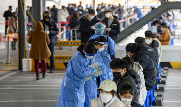 15일 오후 광주 북구 코로나 19 선별진료소에 검사를 받으려는 시민들로 북적이고 있다. /김진수 기자 jeans@kwangju.co.kr
