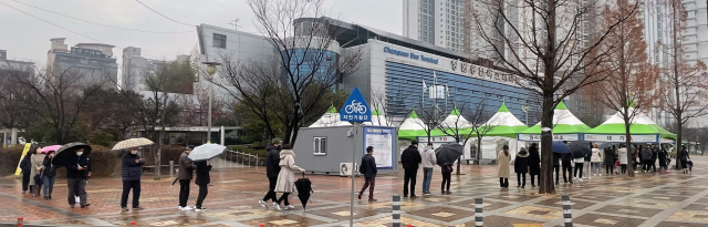 16일 창원종합버스터미널 앞 마당에 마련된 코로나19 임시선별검사소에서 시민들이 검사를 받기 위해 기다리고 있다./김승권 기자/