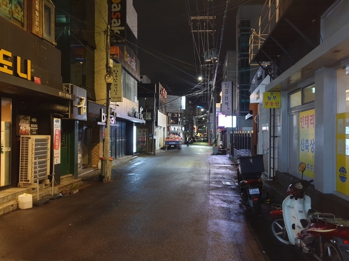 지난 18일 텅 빈 제주시청 대학로 모습.