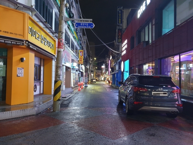 지난 18일 텅 빈 제주시청 대학로 모습.