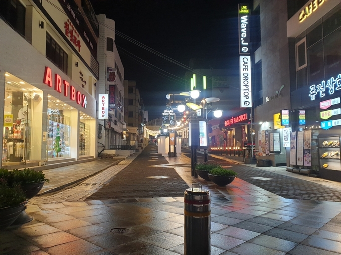 지난 18일 텅 빈 누웨마루 거리 모습.