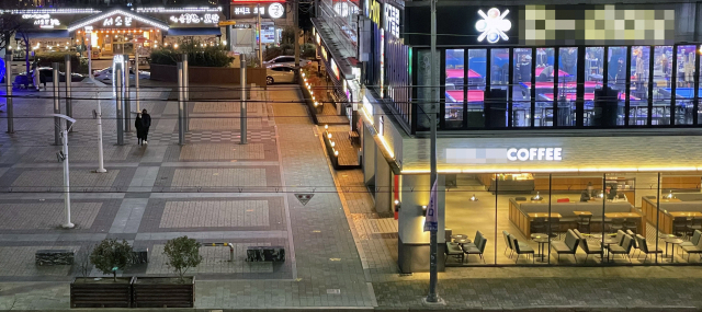 단계적 일상회복이 중단되고 거리두기 강화안이 다시 적용된 뒤 첫 주말인 18일 오후 창원시 성산구 상남상업지구 분수광장 일대가 한산한 모습을 보이고 있다./김승권 기자/