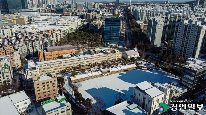 경기도 내 신도심과 구도심의 인구 격차가 벌어져 신도심의 과대 학교, 구도심의 학교쇠퇴라는 학교 양극화 문제 발생할 경우 교육 차원뿐 아니라 사회 문제로 비화할 가능성이 있어 해결책이 필요하다는 주장이다. 사진은 수원시 구도심에 위치한 영동중학교. 2021.12.19 /김도우기자 pizza@kyeongin.com