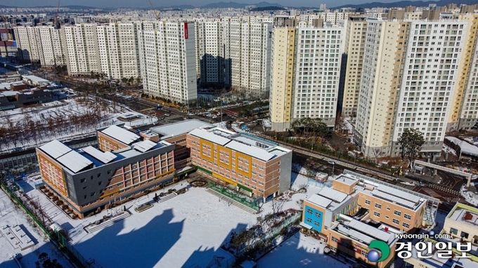 경기도 내 신도심과 구도심의 인구 격차가 벌어져 신도심의 과대 학교, 구도심의 학교쇠퇴라는 학교 양극화 문제 발생할 경우 교육 차원뿐 아니라 사회 문제로 비화할 가능성이 있어 해결책이 필요하다는 주장이다. 사진은 수원시 신도심에 위치한 망포초등학교. 2021.12.19 /김도우기자 pizza@kyeongin.com