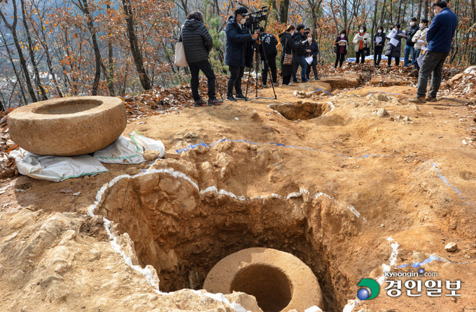 경기도가 지난 3년간 실태 조사를 벌여 도내에 실제 존재하는 조선 왕실 태봉(胎峰)과 태실(胎室) 65곳을 확인했다. 사진은 광주 퇴촌면 원당리 성종왕녀 태실 발굴조사 일반인 현장공개 설명회. 2021.12.19 /김도우기자 pizza@kyeongin.com