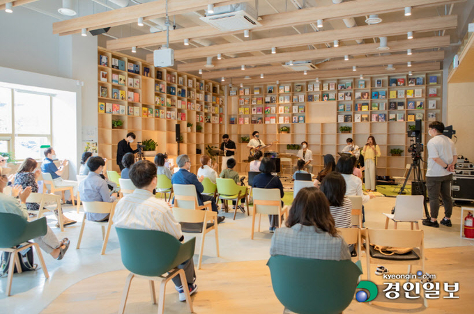 2021년 4월 29일 개관한 왕배푸른숲도서관 개관기념행사./화성문화재단 제공