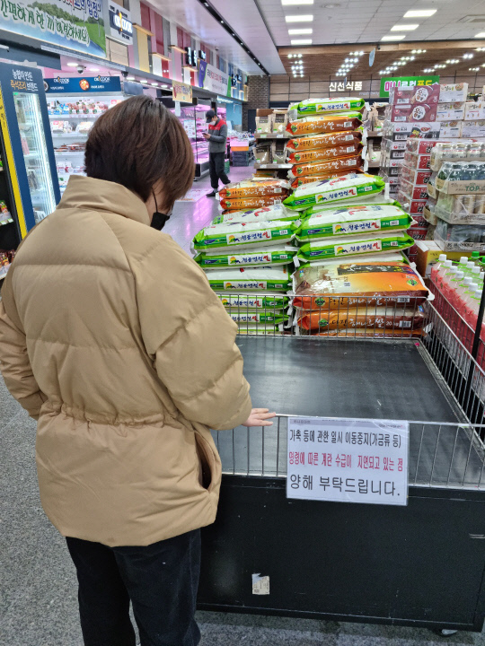최근 세종지역을 비롯해 전국에서 고병원성 조류 인플루엔자(AI)가 확산되며 달걀 유통에도 영향을 미치고 있다. 지난 18일 대전 유성구 소재 농협하나로마트에서 달걀 매대가 비어져 있는 가운데 수급 지연 관련 안내문이 붙어있다. 정민지 기자