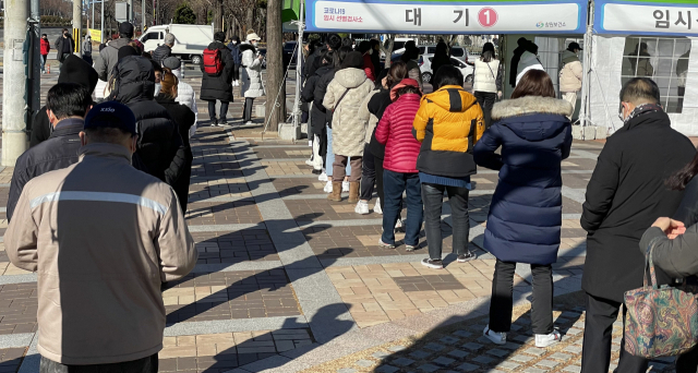 창원종합버스터미널 앞 마당에 마련된 코로나19 임시선별검사소에서 시민들이 검사를 받기 위해 기다리고 있다./경남신문 자료사진/