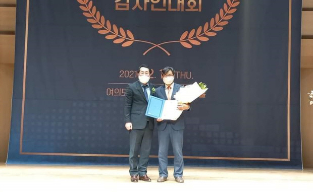 최영호(오른쪽) 한전 상임감사가 최근 열린 ‘2021 우수공공기관 및 감사인 시상식’에서 수상하고 있다.<한전 제공>