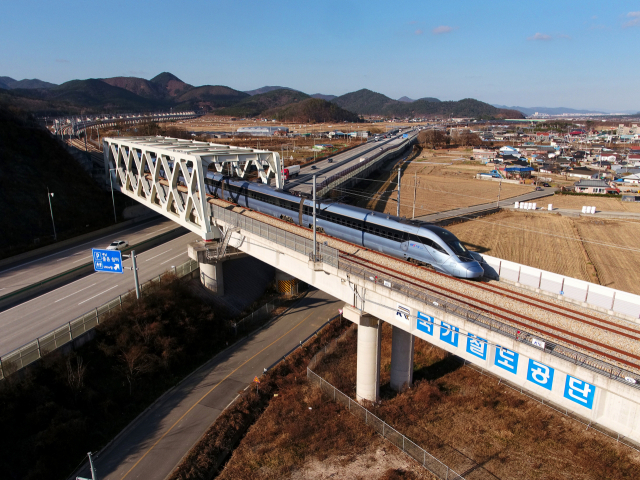 동해선 울산~포항 구간 교량인 월산교를 KTX-이음 열차가 달리는 모습. 이번에 울산~포항 구간이 기존의 단선 비전철에서 복선전철로 새로 건설됐다. 국가철도공단 제공