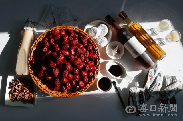 경산 대추와 경산 대추를 활용한 대추 슬라이스, 대추진액, 대추약주,대추막걸리,대추떡 등 다양한 가공식품들. 우태욱 기자 woo@imaeil.com