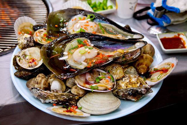 겨울 맛이 가득 담긴 조개 요리.