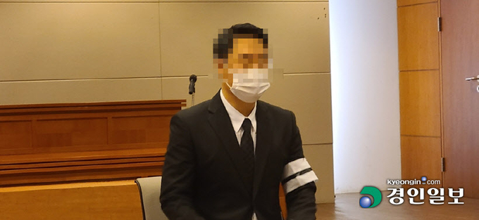 고 김문기 성남도시개발공사 개발1처장의 유족이 23일 분당서울대병원 장례식장에서 기자회견을 열고 입장을 발표하고 있다. /김동필 기자 phiil@kyeongin.com