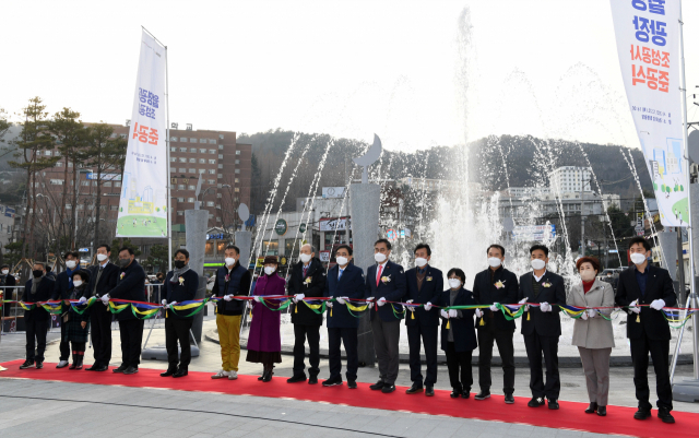 23일 오후 창원시 마산합포구 월영광장 조성공사 준공식에서 참석자들이 테이프커팅을 하고 있다./성승건 기자/