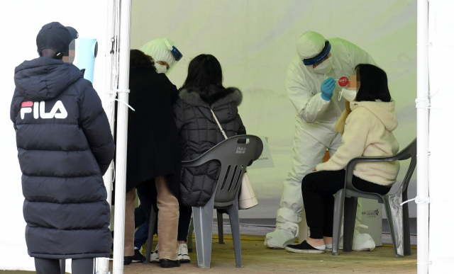 23일 마산역 광장에 마련된 코로나19 임시 선별진료소에서 의료진들이 검체를 채취하고 있다./성승건 기자/