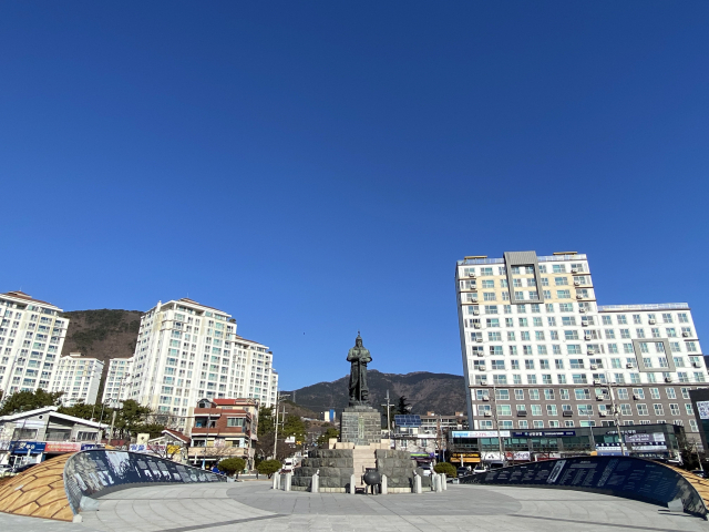 북원로터리에 있는 우리나라 최초로 세워진 이순신 동상./창원시/